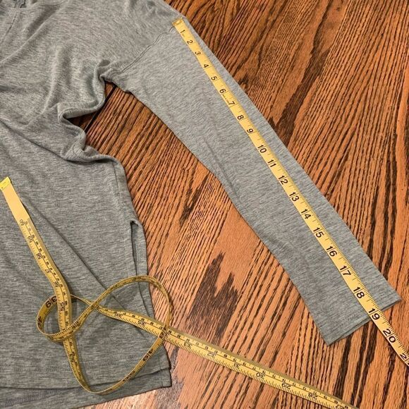 LUCY & LAUREL Sage Green Top size M - Picture 12 of 14